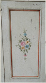 armadietto-da-ingresso-due-ante-dipinto-a-mano-con-greche-e-fiori