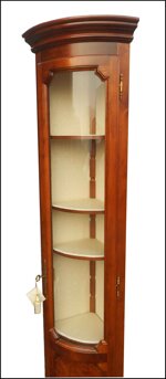 angoliera-cantonale-con-cristallo-bombato-e-ripiani-regolabili-a-scaletta