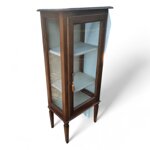 vetrina-classica-arte-povera-con-stoffa