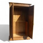 armadio-con-capitelli-e-intarsio