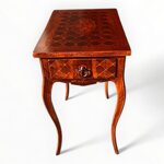 raffinato-tavolino-con-gambe-mosse-intarsiato