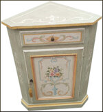 angoliera-cantonale-dipinta-in-stile-provenzale-con-fiori