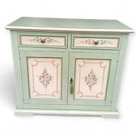 credenza-provenzale-a-due-ante-dipinta-a-mano