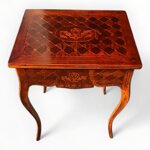 raffinato-tavolino-con-gambe-mosse-intarsiato