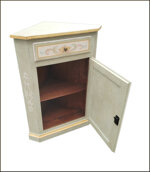 angoliera-cantonale-dipinta-in-stile-provenzale-con-fiori