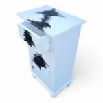 comodino-portatelefono-decorato-con-motivi-moderni