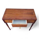 scrittoio-lastronato-ed-intarsiato-con-gamba-tornita