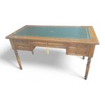 scrivania-con-piano-in-cuoio-verde