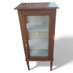 vetrina-classica-arte-povera-con-stoffa