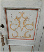 armadietto-da-ingresso-due-ante-dipinto-a-mano-con-greche-e-fiori