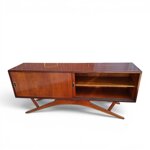 credenza-porta-tv-di-manifattura-moderna-in-stile-meta-900-con-ante-scorrevoli-intarsiate