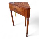 tavolino-ad-angolo-con-piano-intarsiato