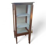 vetrina-classica-arte-povera-con-stoffa