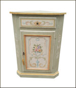 angoliera-cantonale-dipinta-in-stile-provenzale-con-fiori