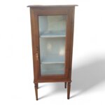 vetrina-classica-arte-povera-con-stoffa