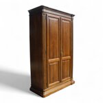 armadio-con-capitelli-e-intarsio
