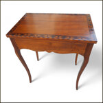 tavolino-sagomato-in-stile-direttorio