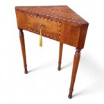 tavolino-ad-angolo-con-piano-intarsiato