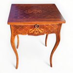 raffinato-tavolino-con-gambe-mosse-intarsiato