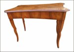 scrittoio-classico-con-piano-sagomato-e-intarsio