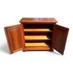 scarpiera-artigianale-su-misura-con-antine-intarsiate-realizzata-in-noce-massello