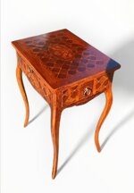 raffinato-tavolino-con-gambe-mosse-intarsiato