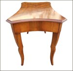 scrittoio-classico-con-piano-sagomato-e-intarsio