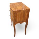 comodino-lastronato-a-mano-con-piano-intarsiato