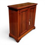 scarpiera-artigianale-su-misura-con-antine-intarsiate-realizzata-in-noce-massello