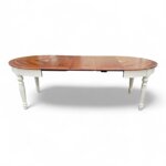 tavolo-ovale-allungabile-intarsiato-in-noce-con-base-panna-anticata