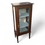 vetrina-classica-arte-povera-con-stoffa