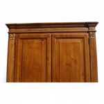 armadio-con-capitelli-e-intarsio