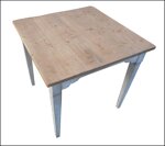 tavolo-quadrato-da-cucina-in-abete-spazzolato