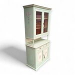 credenza-con-alzata-provenzale-dipinta-a-mano-con-motivi-floreali