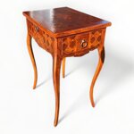 raffinato-tavolino-con-gambe-mosse-intarsiato