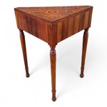 tavolino-ad-angolo-con-piano-intarsiato