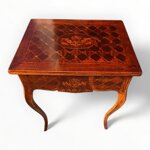 raffinato-tavolino-con-gambe-mosse-intarsiato