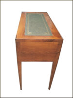 scrittoio-da-centro-con-pianetto-estraibile-e-piano-in-pelle-verde