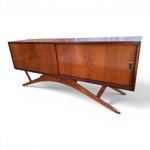 credenza-porta-tv-di-manifattura-moderna-in-stile-meta-900-con-ante-scorrevoli-intarsiate
