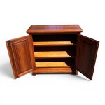 scarpiera-artigianale-su-misura-con-antine-intarsiate-realizzata-in-noce-massello