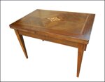 tavolo-artigianale-in-stile-antico-con-piano-intarsiato
