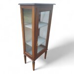 vetrina-classica-arte-povera-con-stoffa