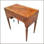 scrittoio-poco-profondo-con-piano-intarsiato-in-noce