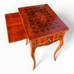 raffinato-tavolino-con-gambe-mosse-intarsiato