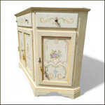 credenza-provenzale-scantonata-dipinta-a-mano
