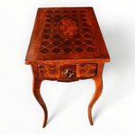 raffinato-tavolino-con-gambe-mosse-intarsiato