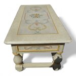 tavolino-da-salotto-dipinto-con-motivi-floreali