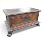 baule-settecentesco-con-pannello-intagliato