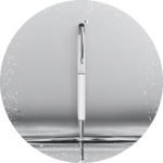 penna-con-diamantini-in-alluminio-con-puntatore-per-touch-screen-bianca