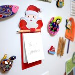calamita-con-disegno-natalizio-di-babbo-natale-cm-20x10-include-block-notes-con-45-fogli-lisci-e-matita-di-legno